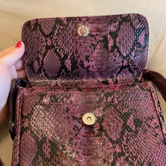 Purple crossbody python pattern Guess bag. - Picture 3 of 6